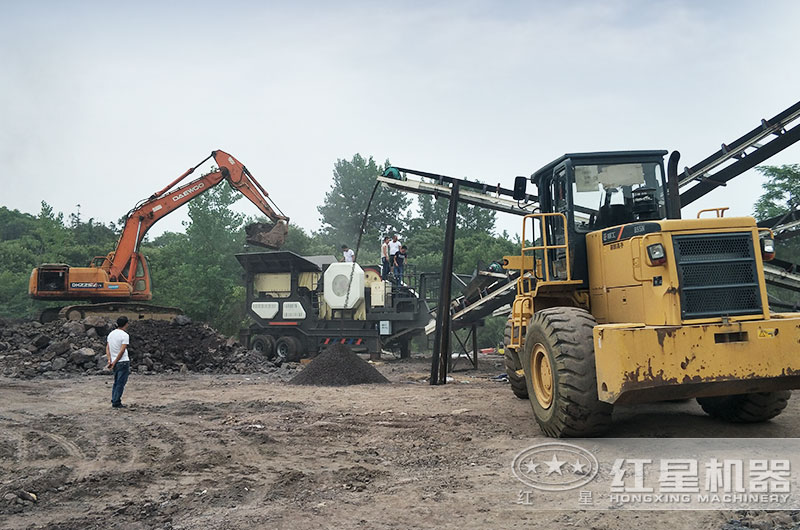 移動(dòng)式煤炭粉碎機作業(yè)現場(chǎng)