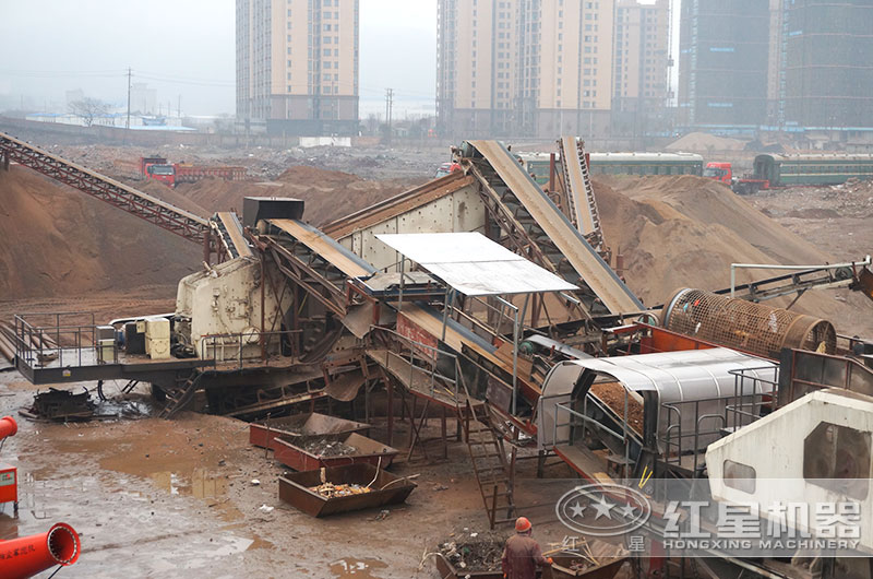 移動(dòng)式破碎機現場(chǎng)圖