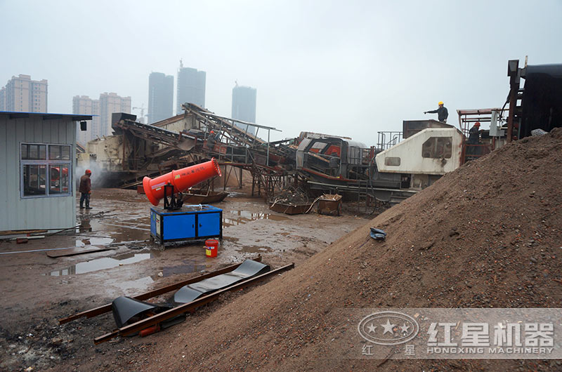 配置噴淋裝置的移動(dòng)石子破碎機生產(chǎn)現場(chǎng)