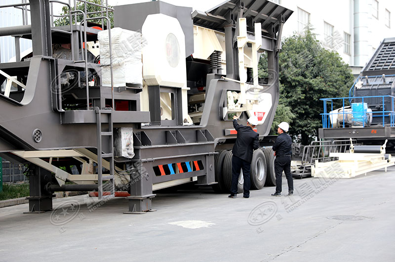 移動(dòng)石子破碎機廠(chǎng)家車(chē)間一角