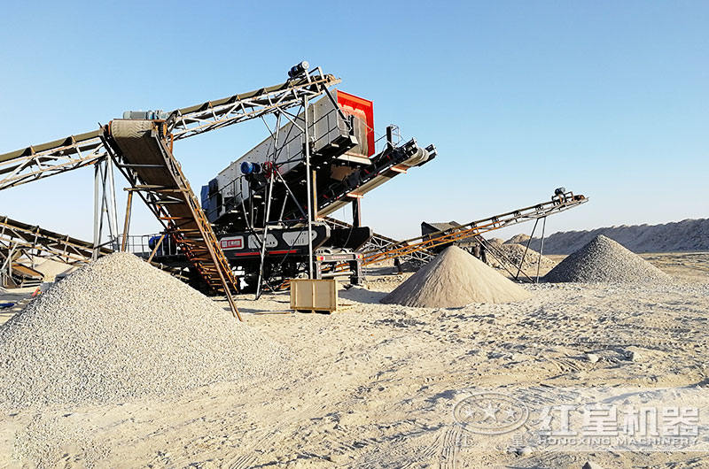 柴油可移動(dòng)破碎機作業(yè)現場(chǎng)