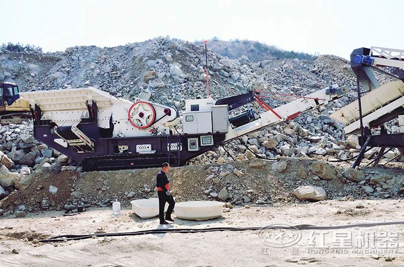 新型履帶移動(dòng)破碎機爬坡上山作業(yè)