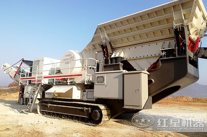 履帶移動(dòng)破碎機已經(jīng)到達破碎現場(chǎng)