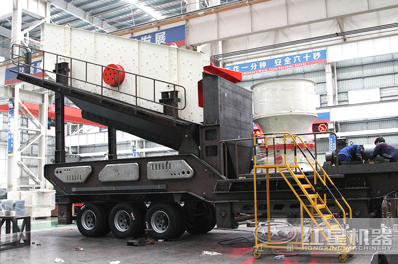 紅星技術(shù)工人正在認真組裝設備