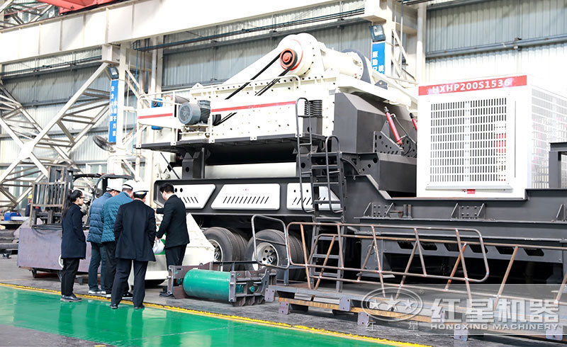 用戶(hù)來(lái)紅星機器考察柴油破碎機