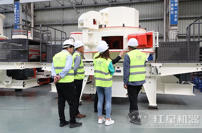 客戶(hù)來(lái)廠(chǎng)參觀(guān)機制砂設備