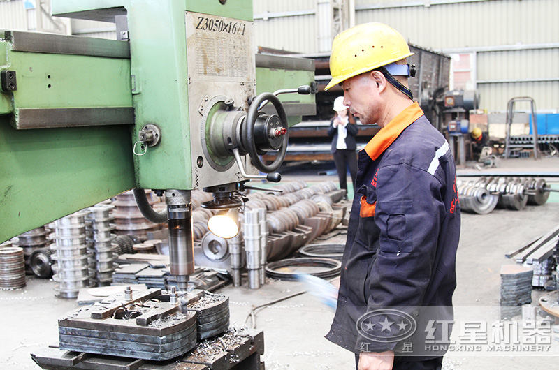 紅星移動(dòng)破碎設備生產(chǎn)車(chē)間