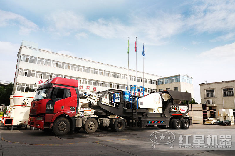 機動(dòng)性強的移動(dòng)破碎機掛上車(chē)頭即可開(kāi)往青石破碎現場(chǎng)