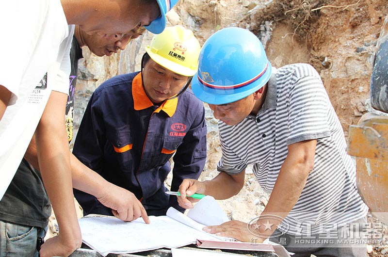紅星技術(shù)經(jīng)理現場(chǎng)勘察破碎原料及環(huán)境為用戶(hù)設計生產(chǎn)方案