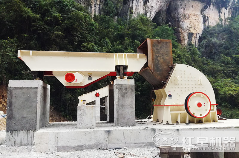 固定式重錘破碎機破碎水泥塊現場(chǎng)