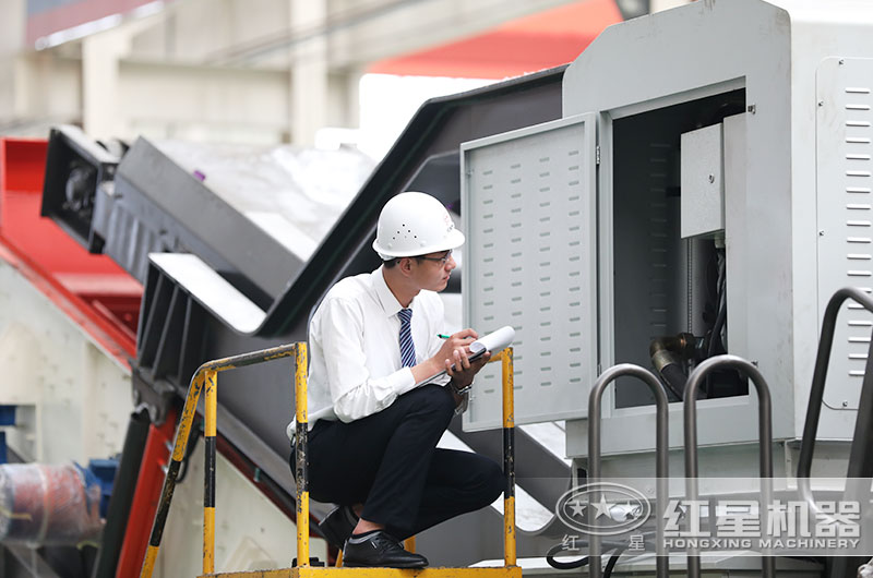 紅星技術(shù)經(jīng)理在認真的核對設備數據