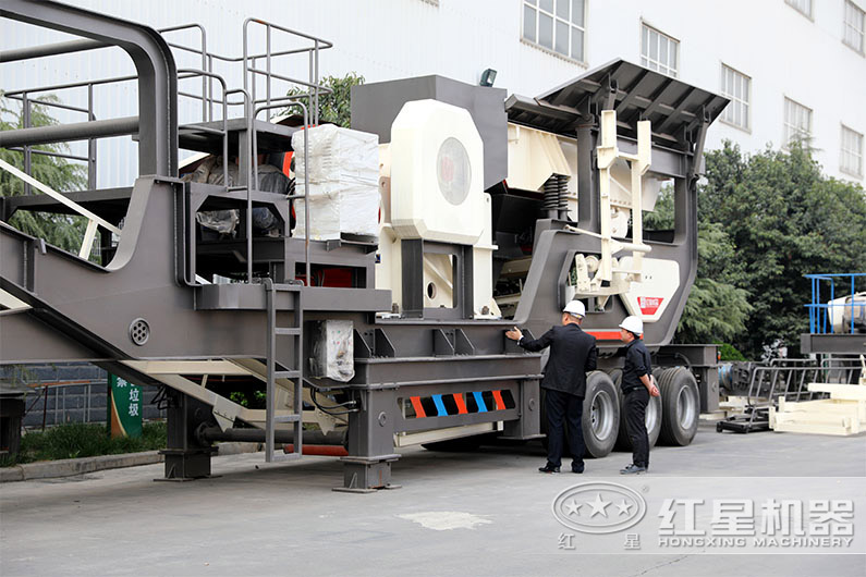 紅星技術(shù)經(jīng)理正在耐心為考察設備的用戶(hù)講解相關(guān)問(wèn)題