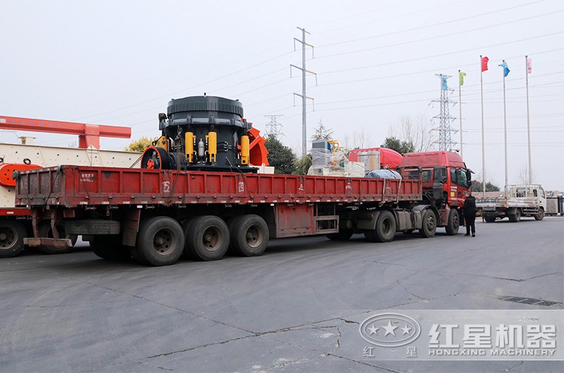 圓錐碎石機裝車(chē)發(fā)貨現場(chǎng)