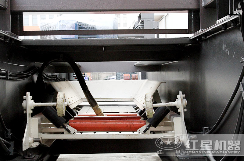 移動(dòng)磚渣粉碎機內部構造