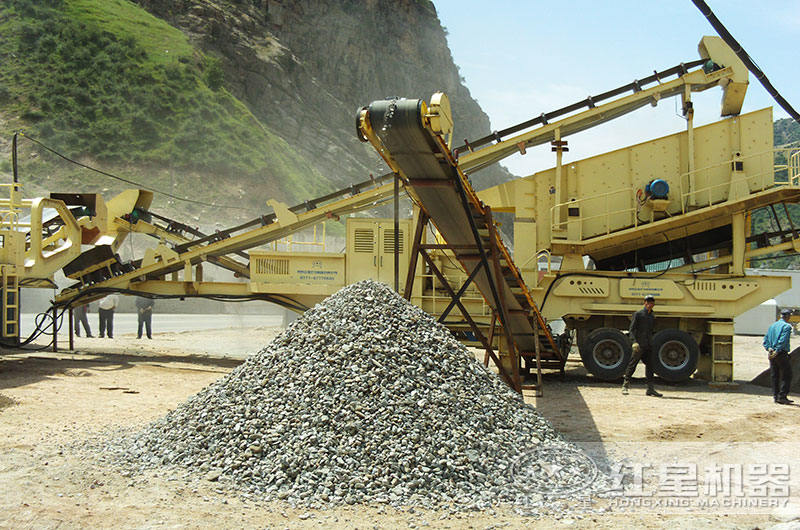 周邊輪胎移動(dòng)圓錐破碎站生產(chǎn)現場(chǎng)