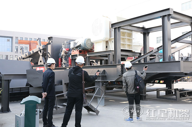 用戶(hù)參觀(guān)紅星機器小產(chǎn)量移動(dòng)磕石機