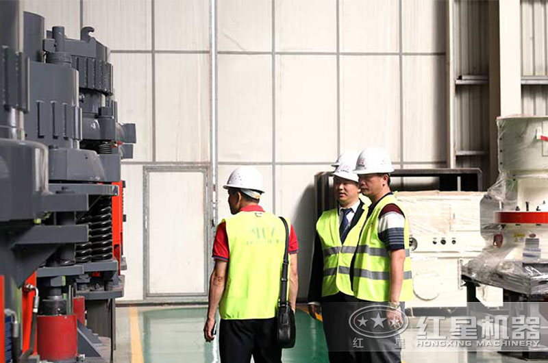 南陽(yáng)時(shí)產(chǎn)800噸玄武巖破碎生產(chǎn)線(xiàn)現場(chǎng)大揭秘