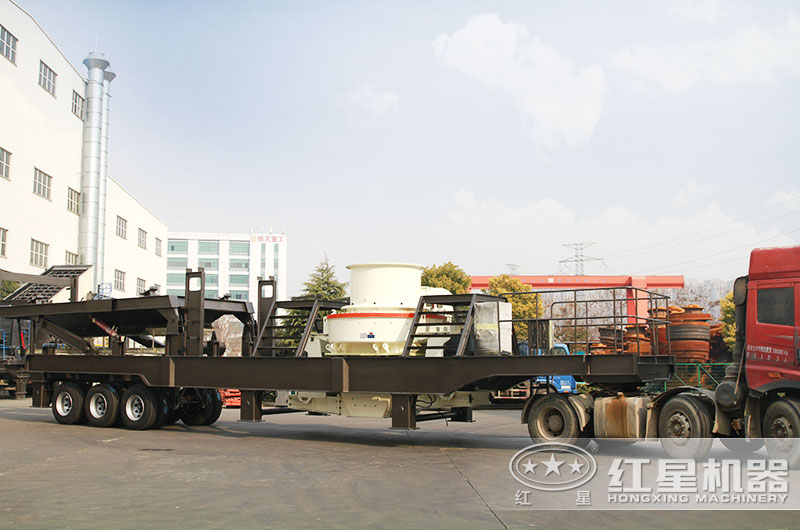 移動(dòng)制砂機掛上車(chē)頭即將開(kāi)往花崗巖粉碎場(chǎng)地
