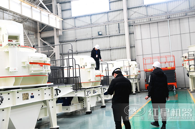 用戶(hù)在廠(chǎng)區考察石子打沙機