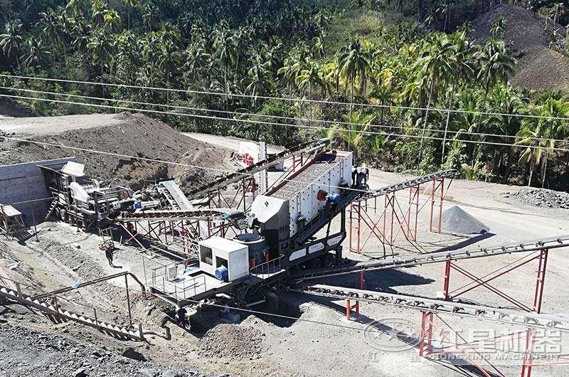 移動(dòng)破碎生產(chǎn)線(xiàn)工作現場(chǎng)