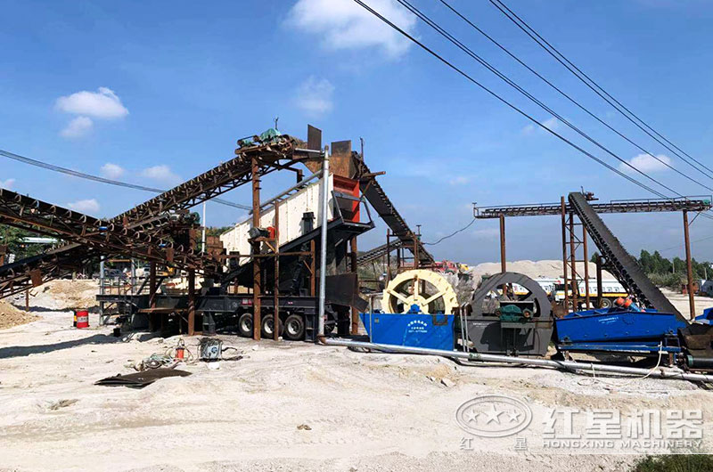 移動(dòng)制砂機生產(chǎn)現場(chǎng)