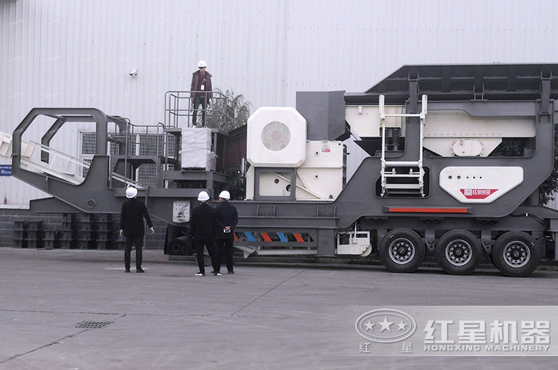 客戶(hù)來(lái)廠(chǎng)參觀(guān)移動(dòng)顎破機