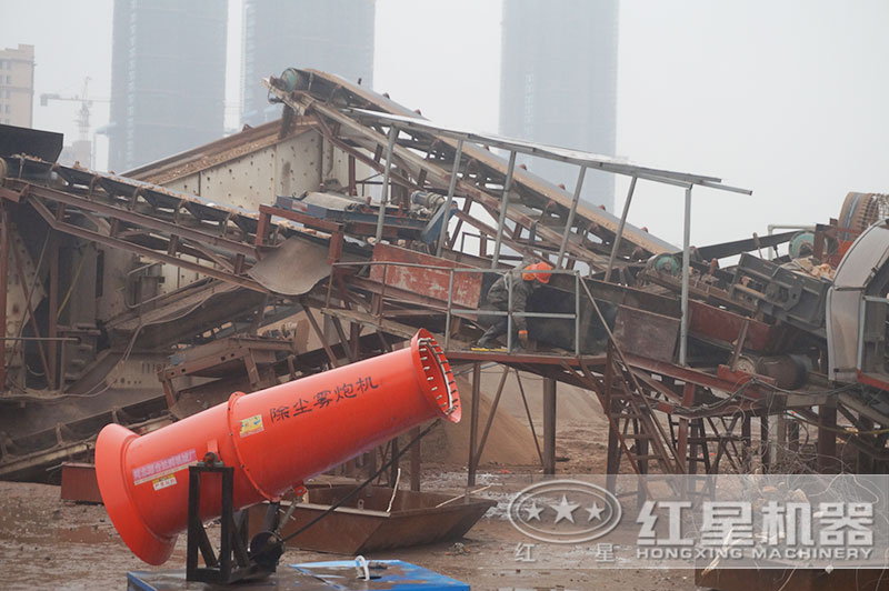 移動(dòng)破碎篩分成套設備環(huán)保作業(yè)現場(chǎng)