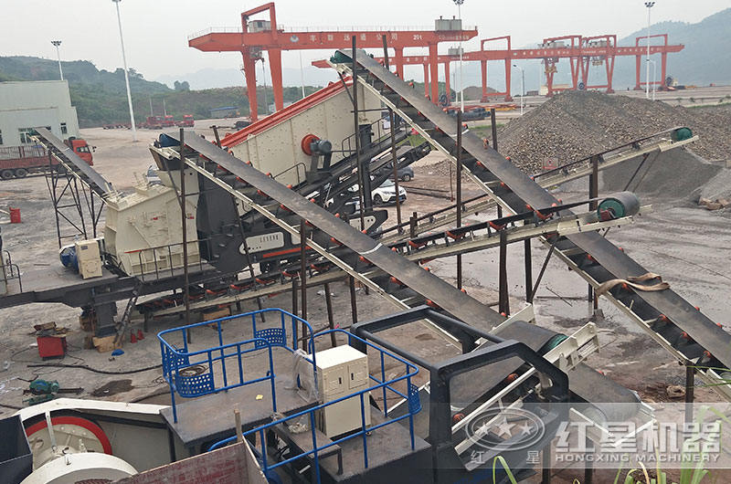 移動(dòng)鄂式破碎機加移動(dòng)反擊破生產(chǎn)現場(chǎng)