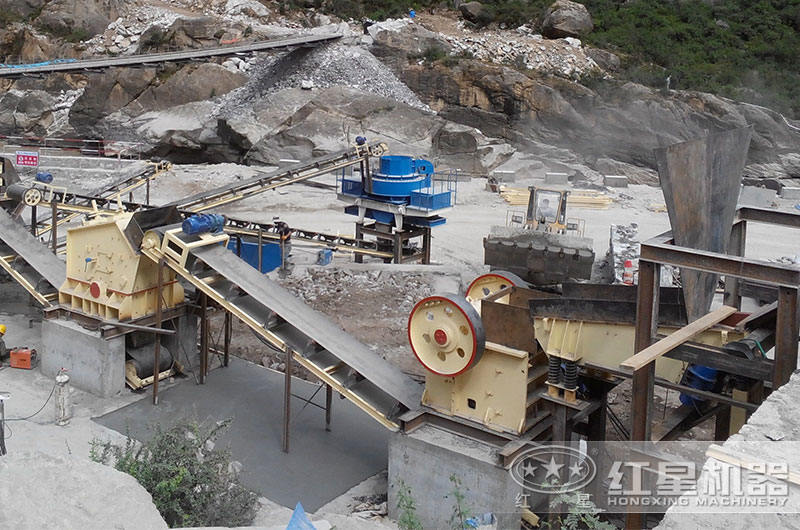 三臺機器搭配作業(yè)生產(chǎn)沙子現場(chǎng)