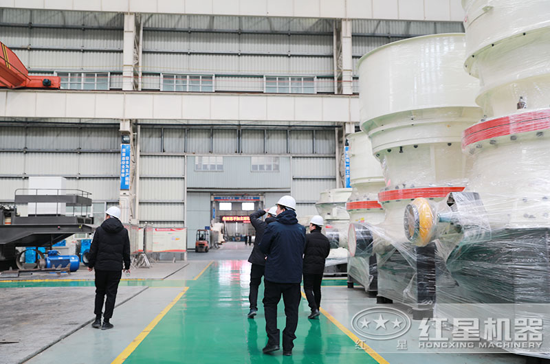 山東濟南用戶(hù)來(lái)廠(chǎng)考察選購鐵礦石破碎機