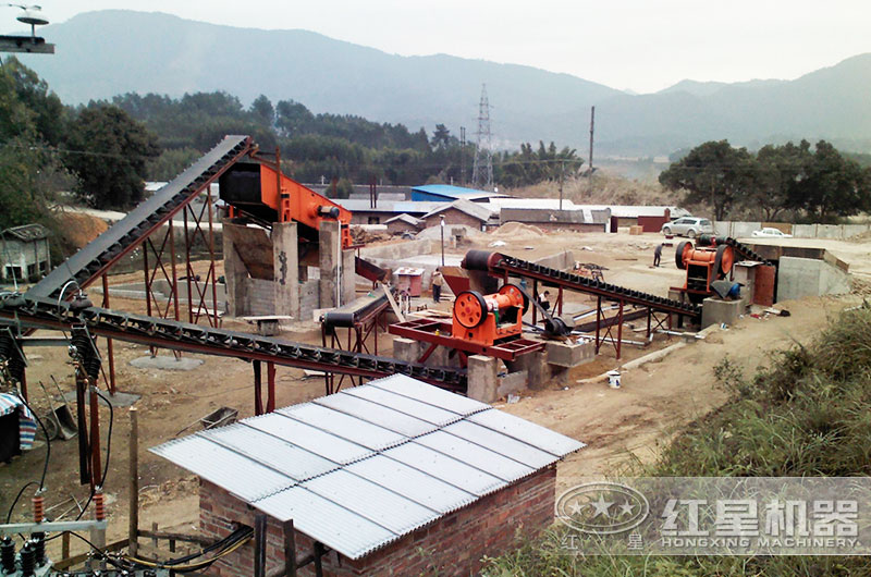 某非洲鐵礦破碎生產(chǎn)線(xiàn)客戶(hù)現場(chǎng)圖