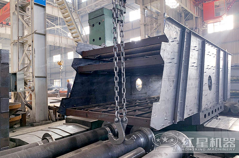 移動(dòng)篩沙機中配置的篩分機紅星機器生產(chǎn)車(chē)間