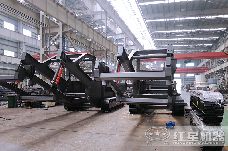 履帶式移動(dòng)粉石子機生產(chǎn)車(chē)間