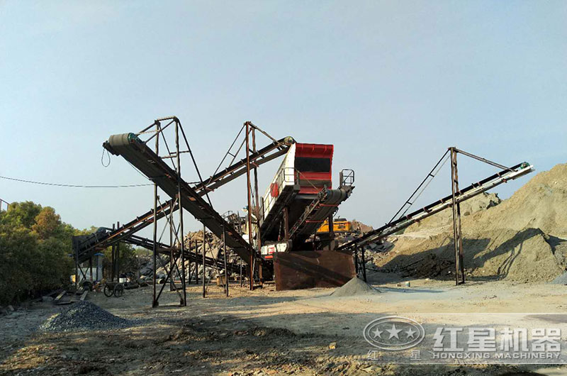 時(shí)產(chǎn)20噸三合一移動(dòng)破碎機生產(chǎn)現場(chǎng)