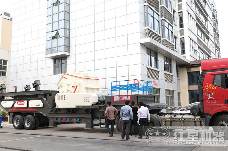 連續不斷的用戶(hù)來(lái)廠(chǎng)考察選購移動(dòng)碎石加工生產(chǎn)線(xiàn)設備