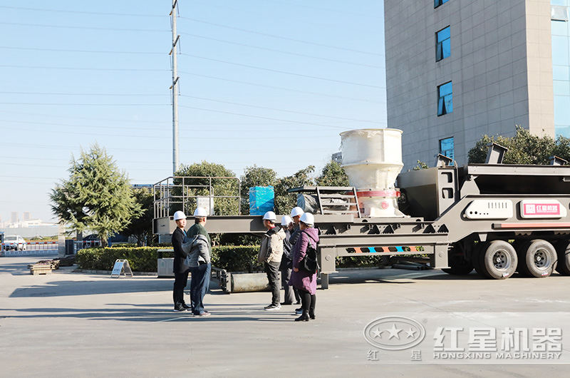 浙江嘉興用戶(hù)來(lái)廠(chǎng)考察環(huán)保移動(dòng)石子破碎機