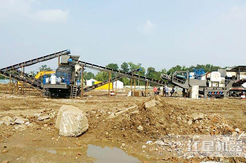 移動(dòng)小顎破機搭配移動(dòng)反擊破生產(chǎn)現場(chǎng)