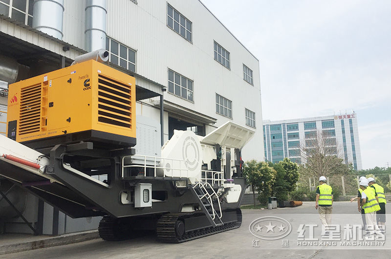 用戶(hù)來(lái)廠(chǎng)考察破碎氧化鋯的移動(dòng)破碎機