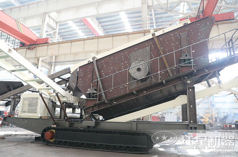 移動(dòng)履帶篩分機生產(chǎn)車(chē)間