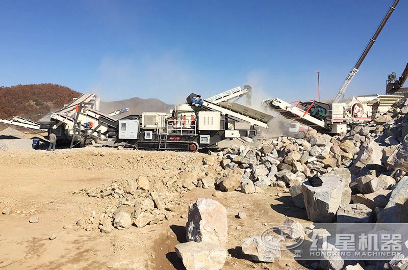 巨石移動(dòng)履帶顎式破碎機和圓錐破碎機搭配作業(yè)現場(chǎng)