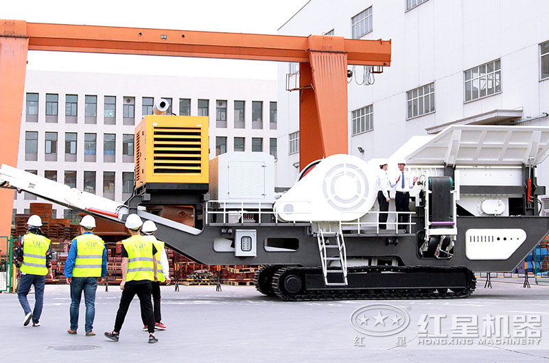 用戶(hù)來(lái)廠(chǎng)參觀(guān)考察履帶破碎機