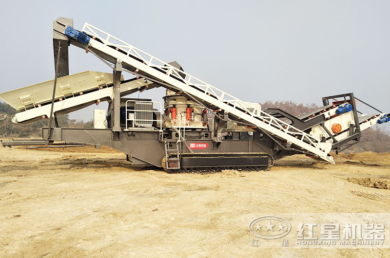 履帶移動(dòng)破碎一體機已經(jīng)到達現場(chǎng)，馬上投產(chǎn)