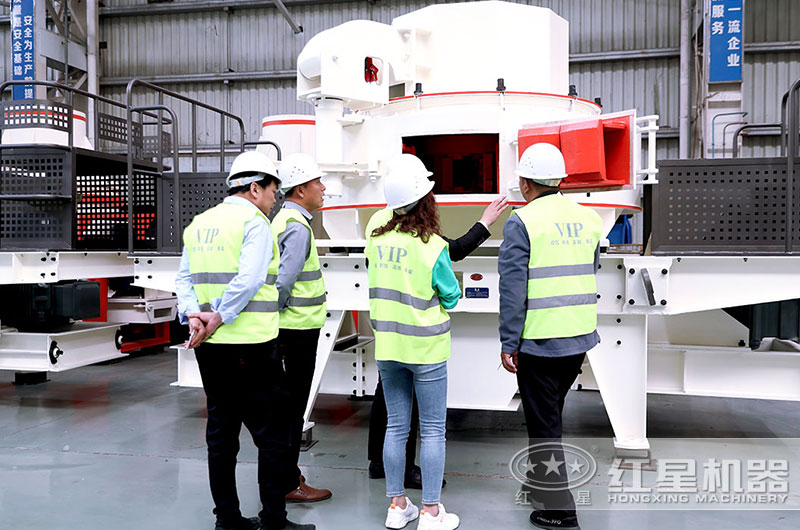 紅星技術(shù)經(jīng)理正在為來(lái)廠(chǎng)用戶(hù)認真講解HVI制砂機的破碎方式