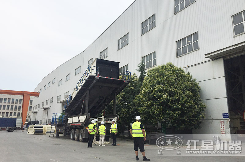 山東用戶(hù)來(lái)廠(chǎng)考察車(chē)載移動(dòng)打沙機