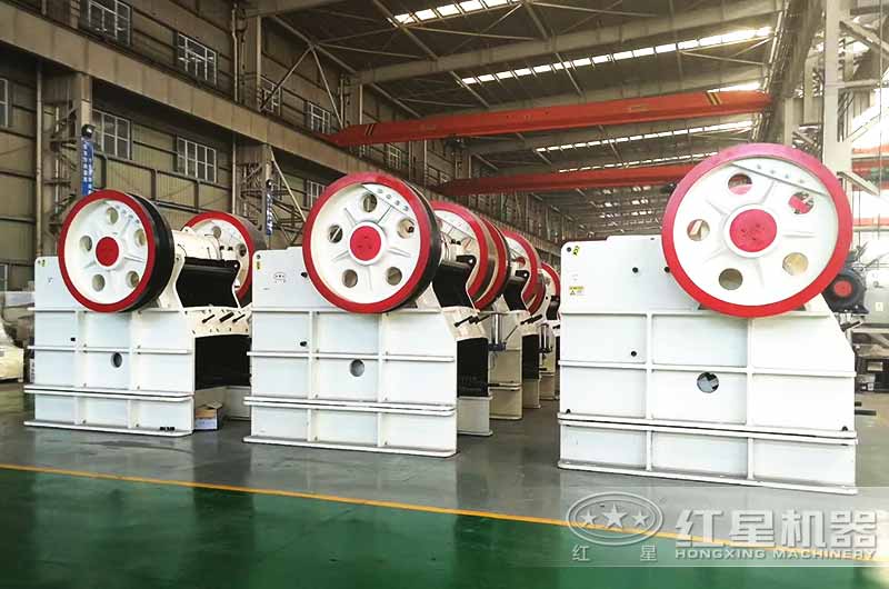 不同規格的顎式破碎機生產(chǎn)車(chē)間