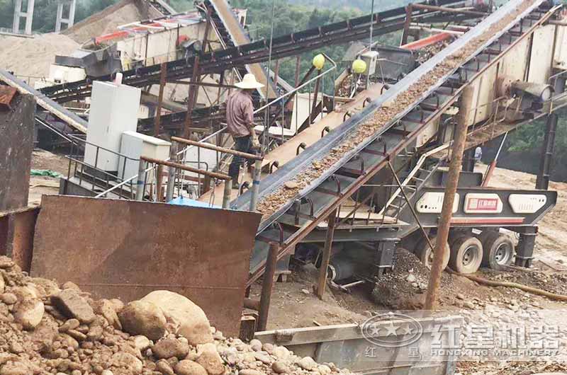 移動(dòng)打砂設備生產(chǎn)鵝卵石砂現場(chǎng)