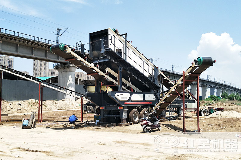 顎破移動(dòng)碎石機作業(yè)現場(chǎng)