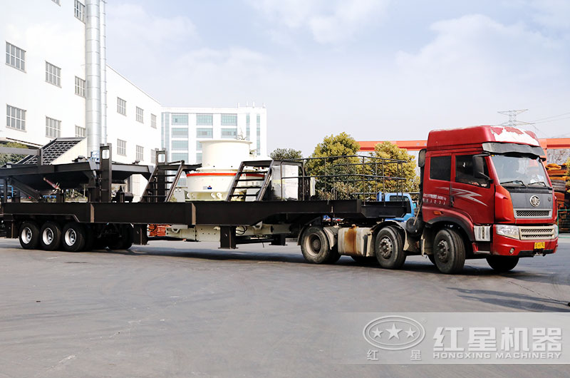 即將開(kāi)往沙場(chǎng)處理石頭的移動(dòng)粉砂機