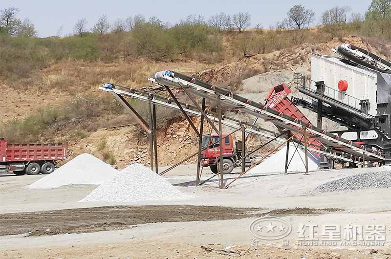 移動(dòng)粉砂機制砂生產(chǎn)現場(chǎng)