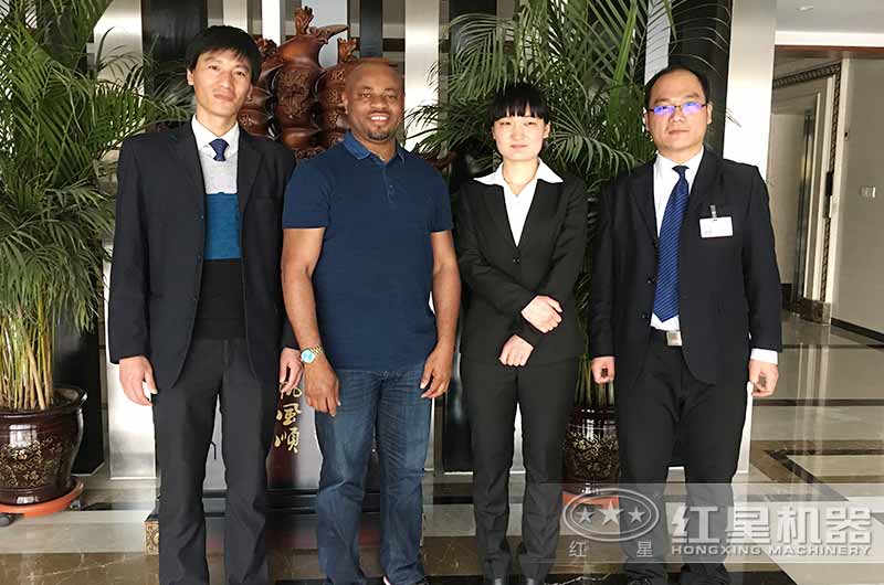 國外用戶(hù)來(lái)廠(chǎng)考察破碎混凝的移動(dòng)設備合影留念